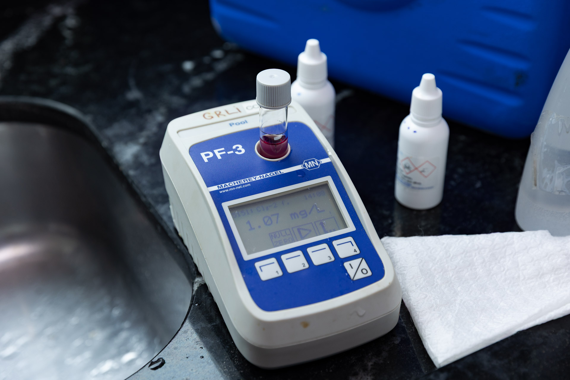 Amostra de caixa-d’água com uso e sem limpeza recente apresentou nível de cloro menor. Crédito: André Thiago/Sanepar