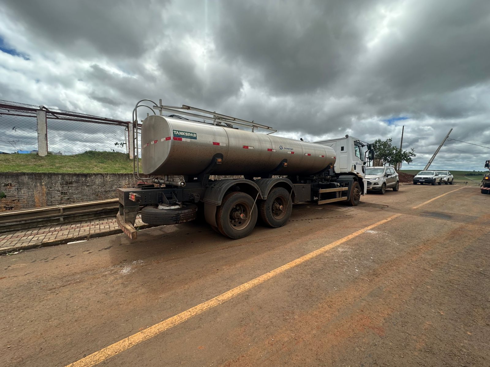 CAMINHAO PIPA COM CEU CINZA PARA TEMPESTADE