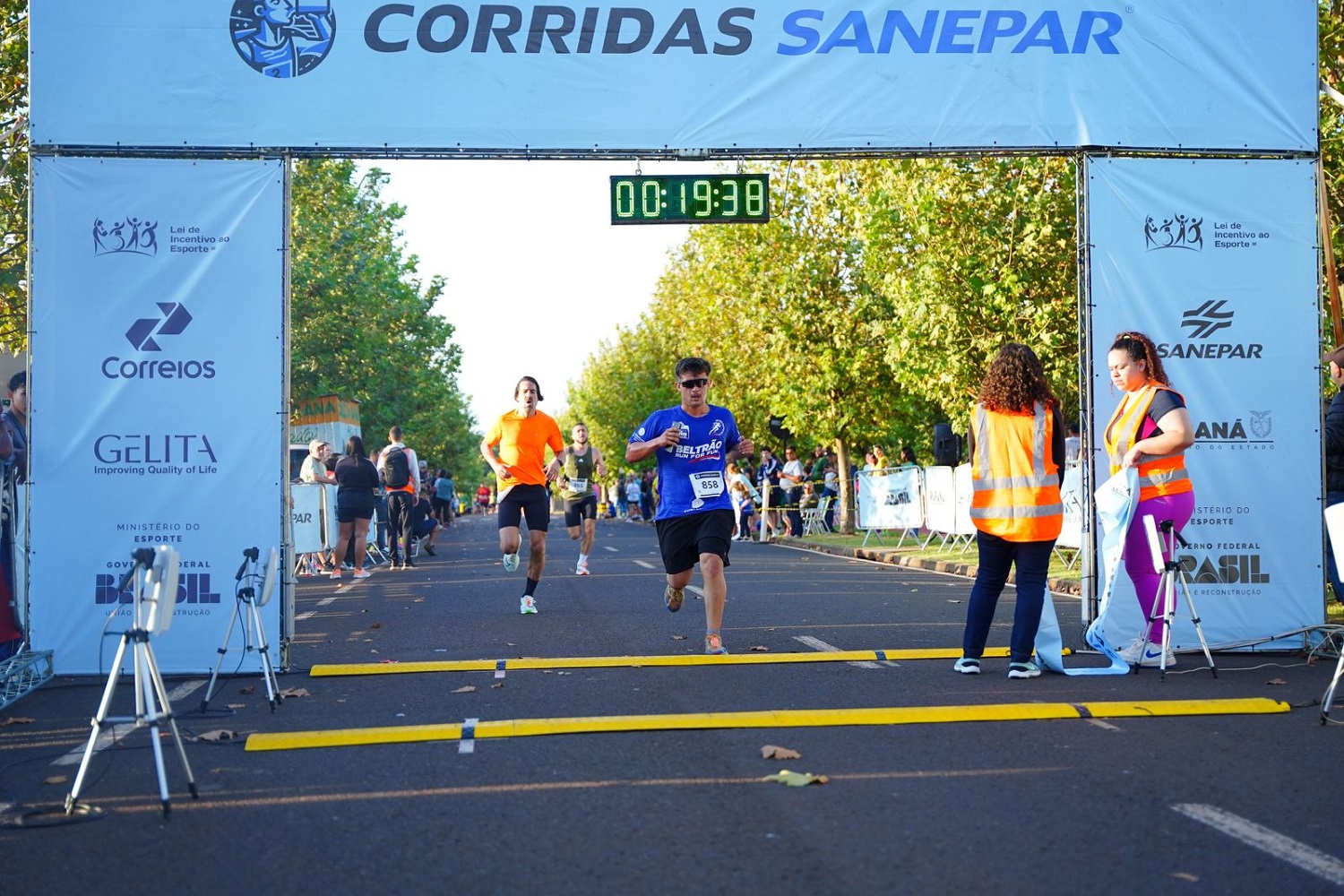 atletas profissionais e amadores participaram de corridas da Sanepar pelo Paraná