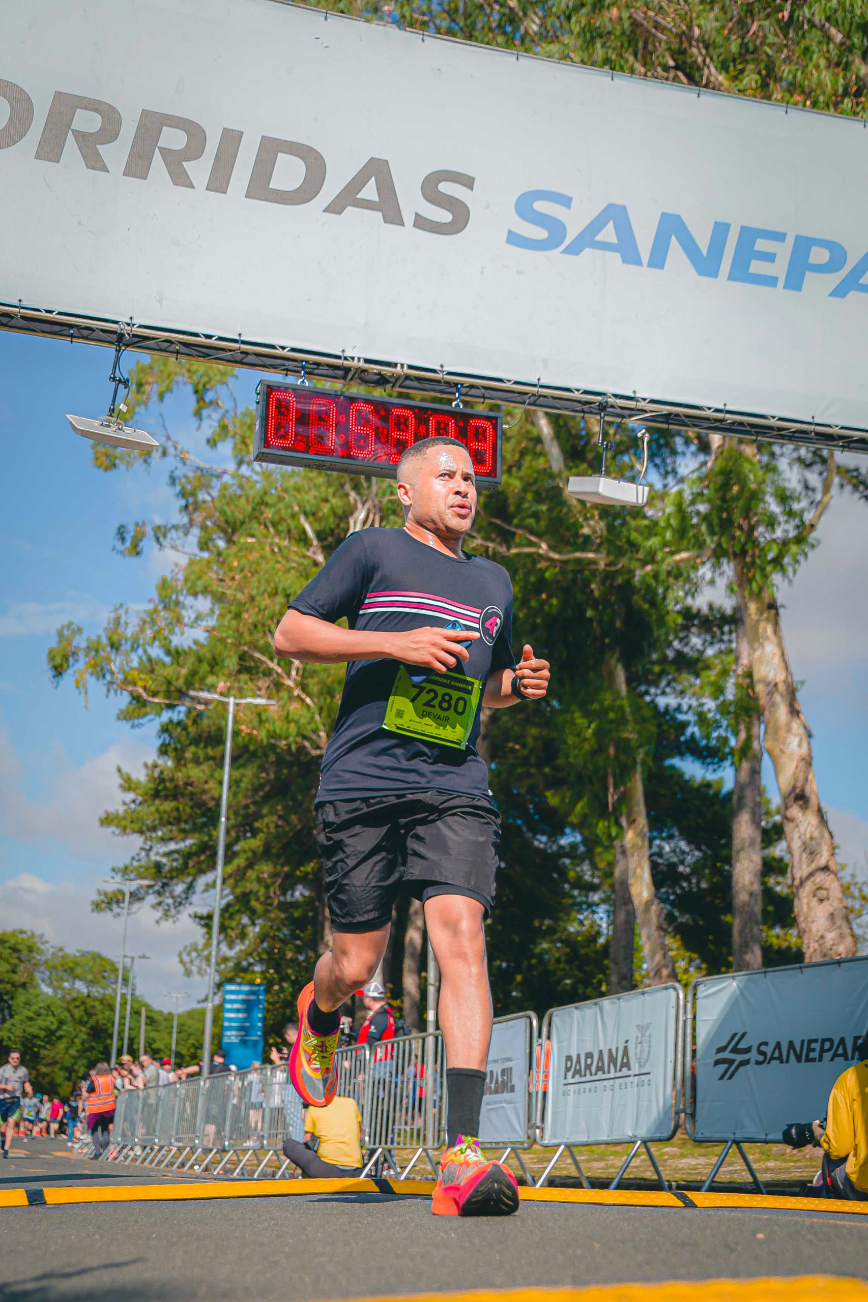 atletas profissionais e amadores participaram de corridas da Sanepar pelo Paraná
