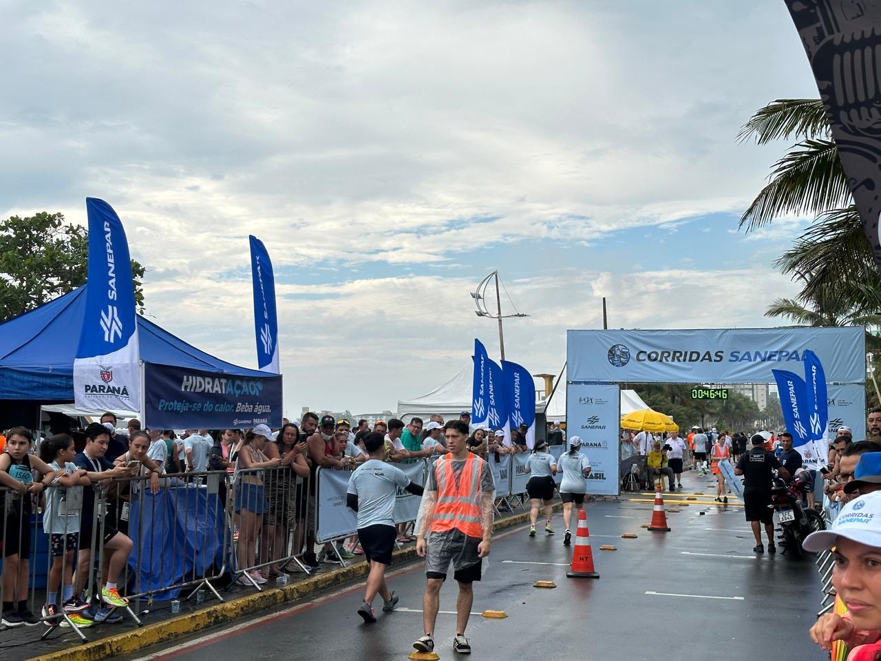 atletas profissionais e amadores participaram de corridas da Sanepar pelo Paraná