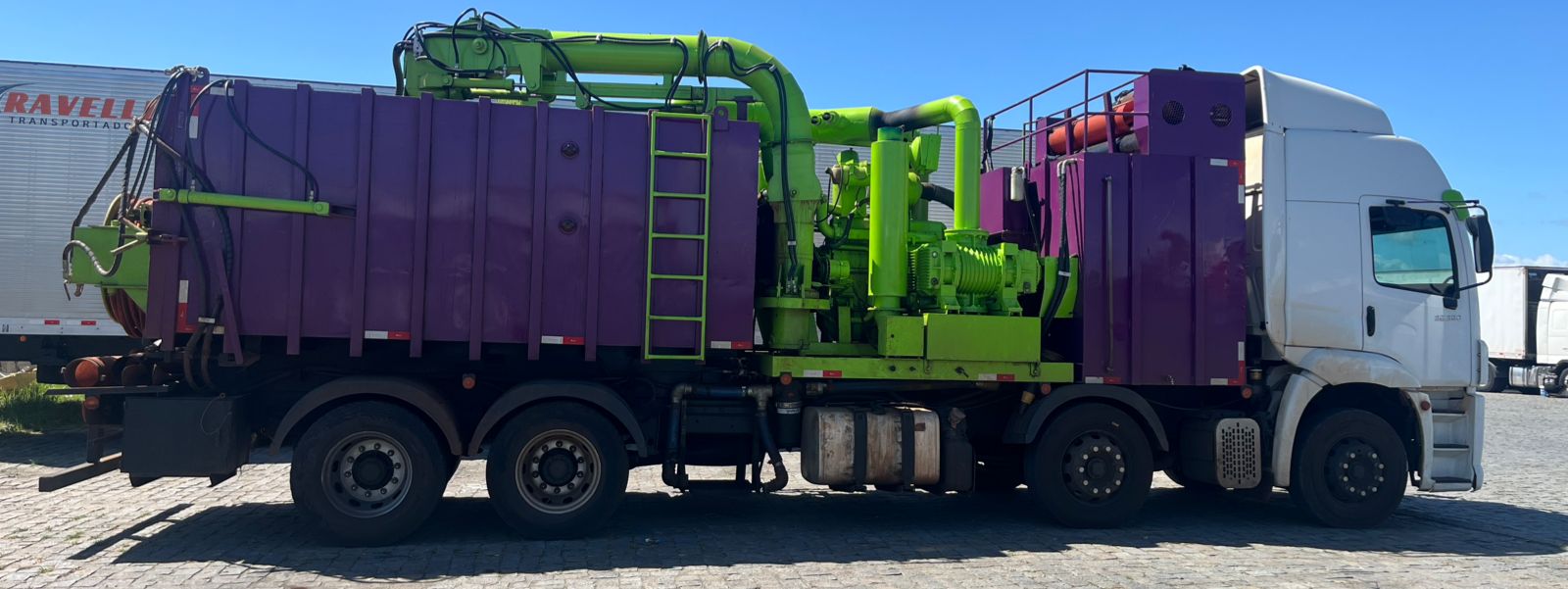 Caminhão de alta capacidade de sucção para a limpeza de galerias pluviais contratado pela Sanepar