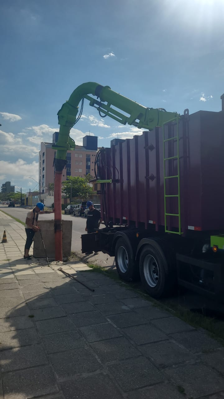 Sanepar faz limpeza de galerias pluviais para prevenir que entupimentos na rede de drenagem causem transbordamento de esgoto no Litoral