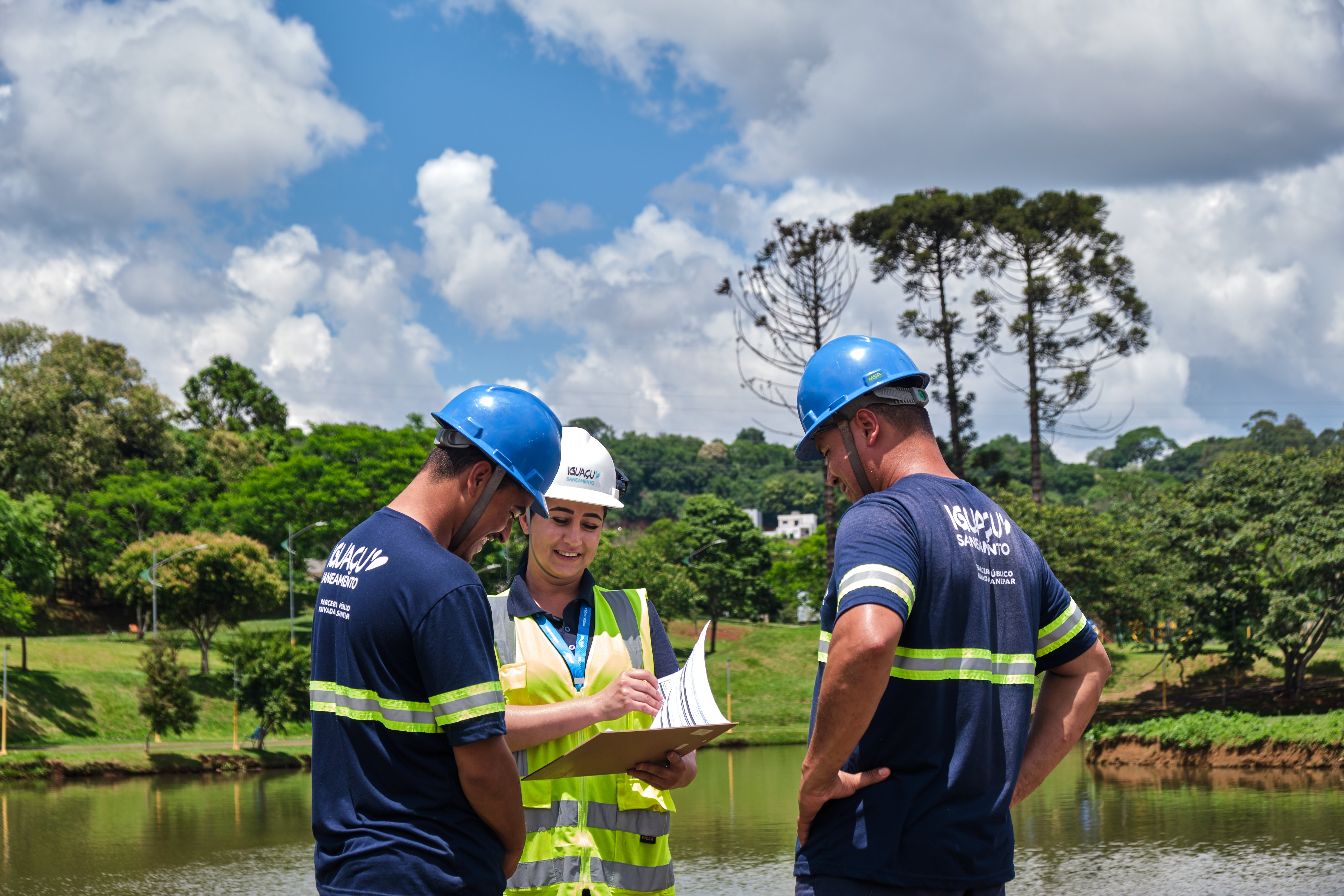 Técnicos da Iguaçu Saneamento vistoriam imóveis
