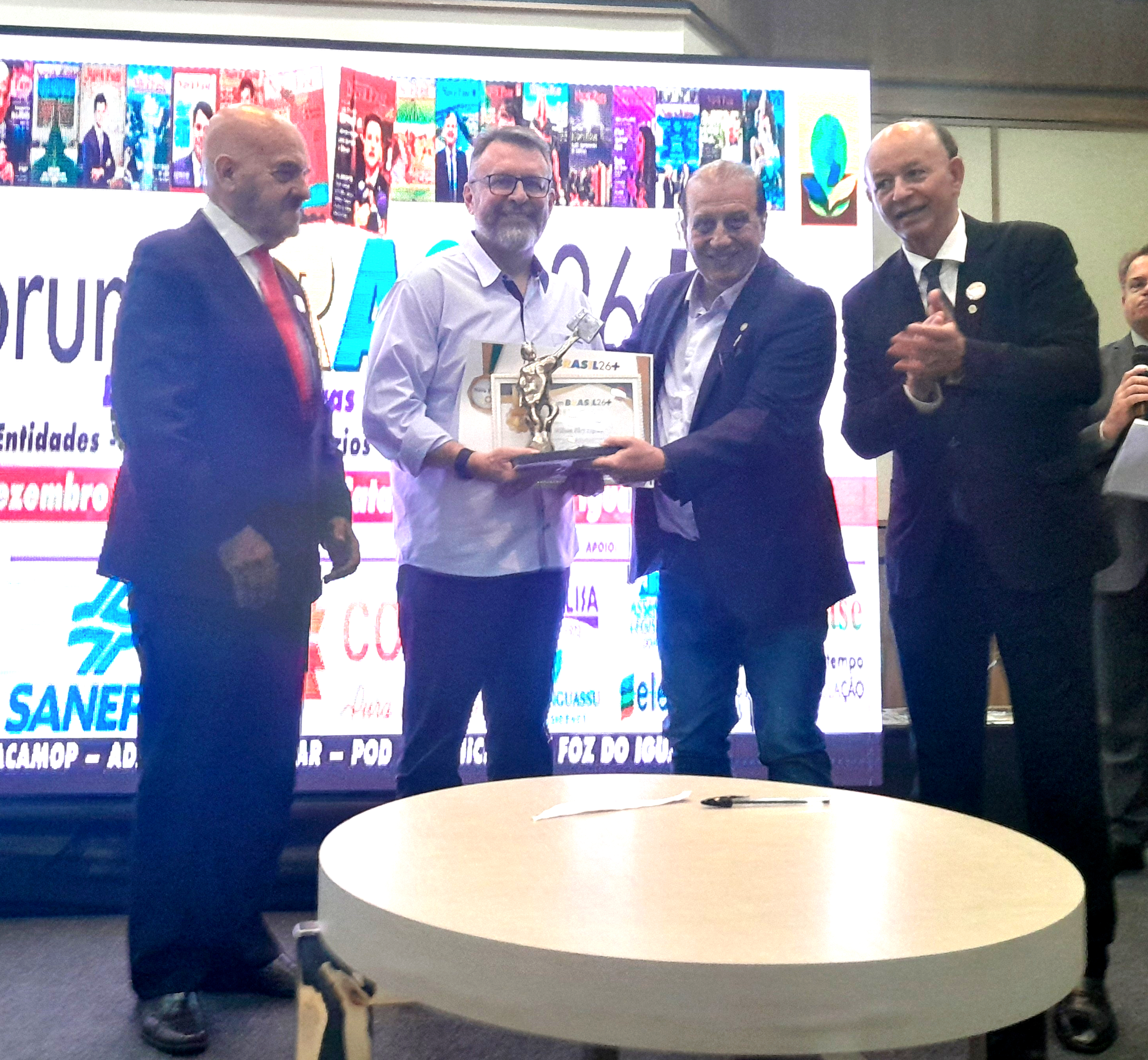 presidente da sanepar wilson bley recebe homenagem 