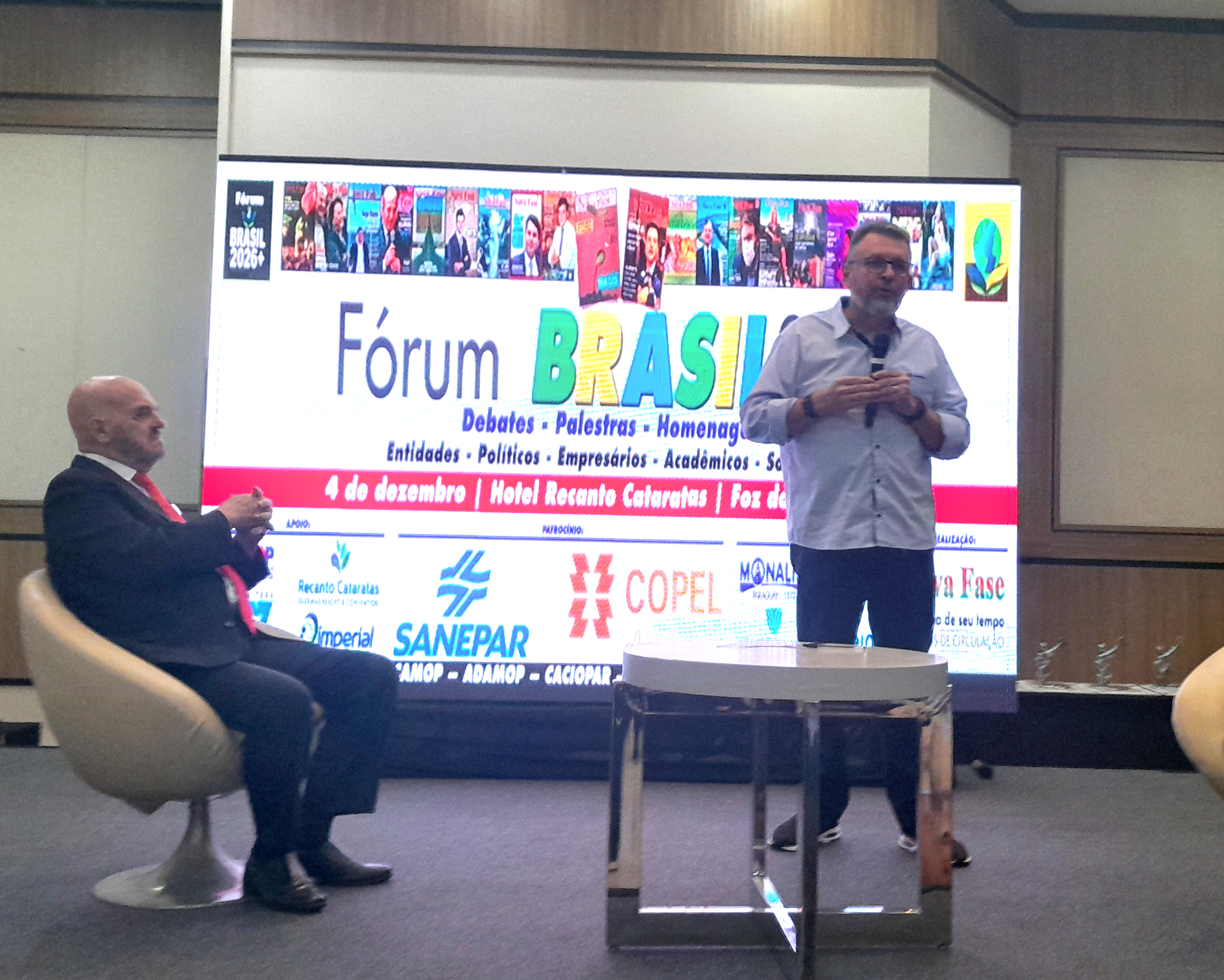 presidente da saneapr fala em evento denominado Forum Brasil 26+