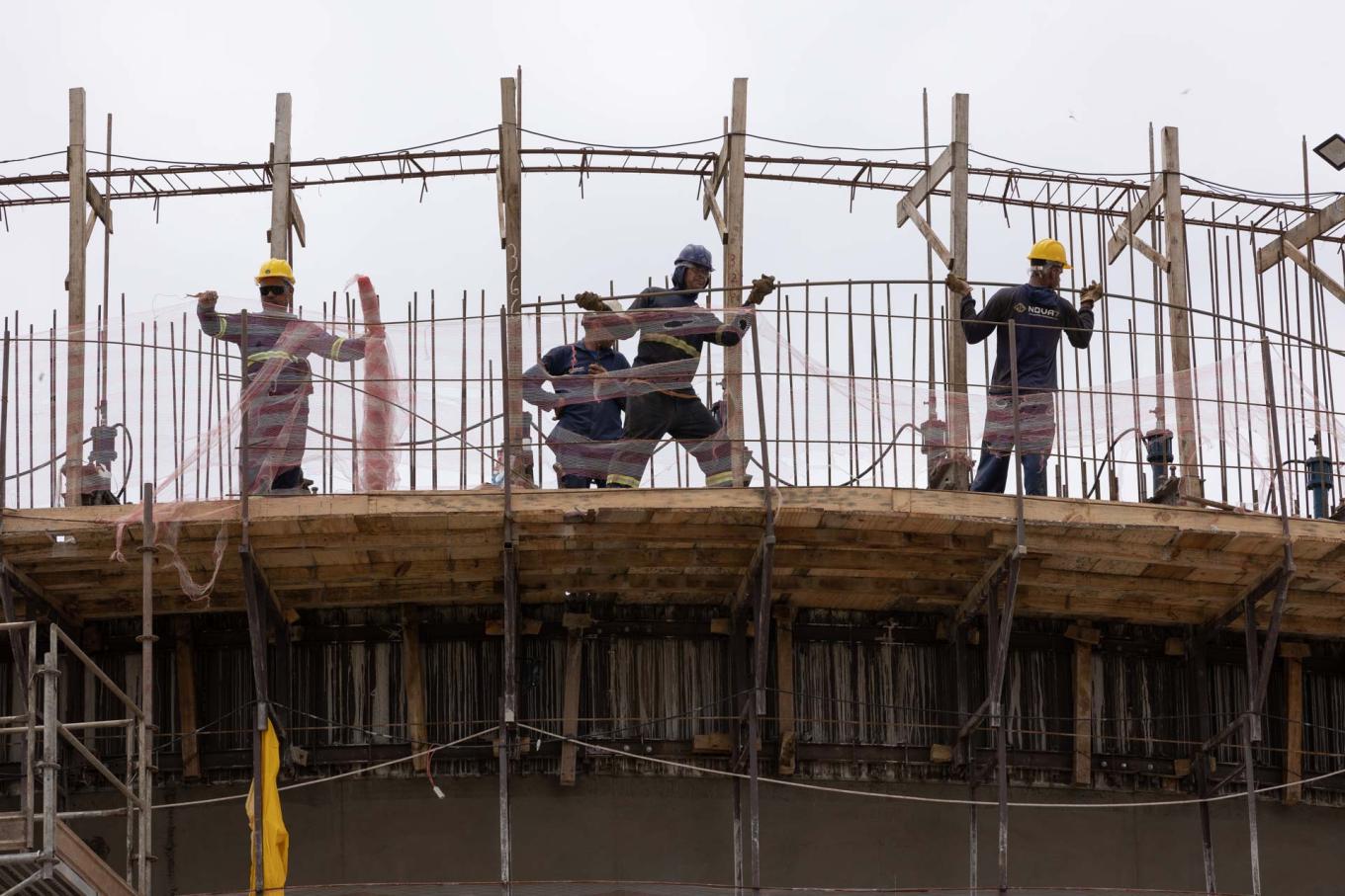 Equipes de trabalho em obras desenvolvidas pela Sanepar
