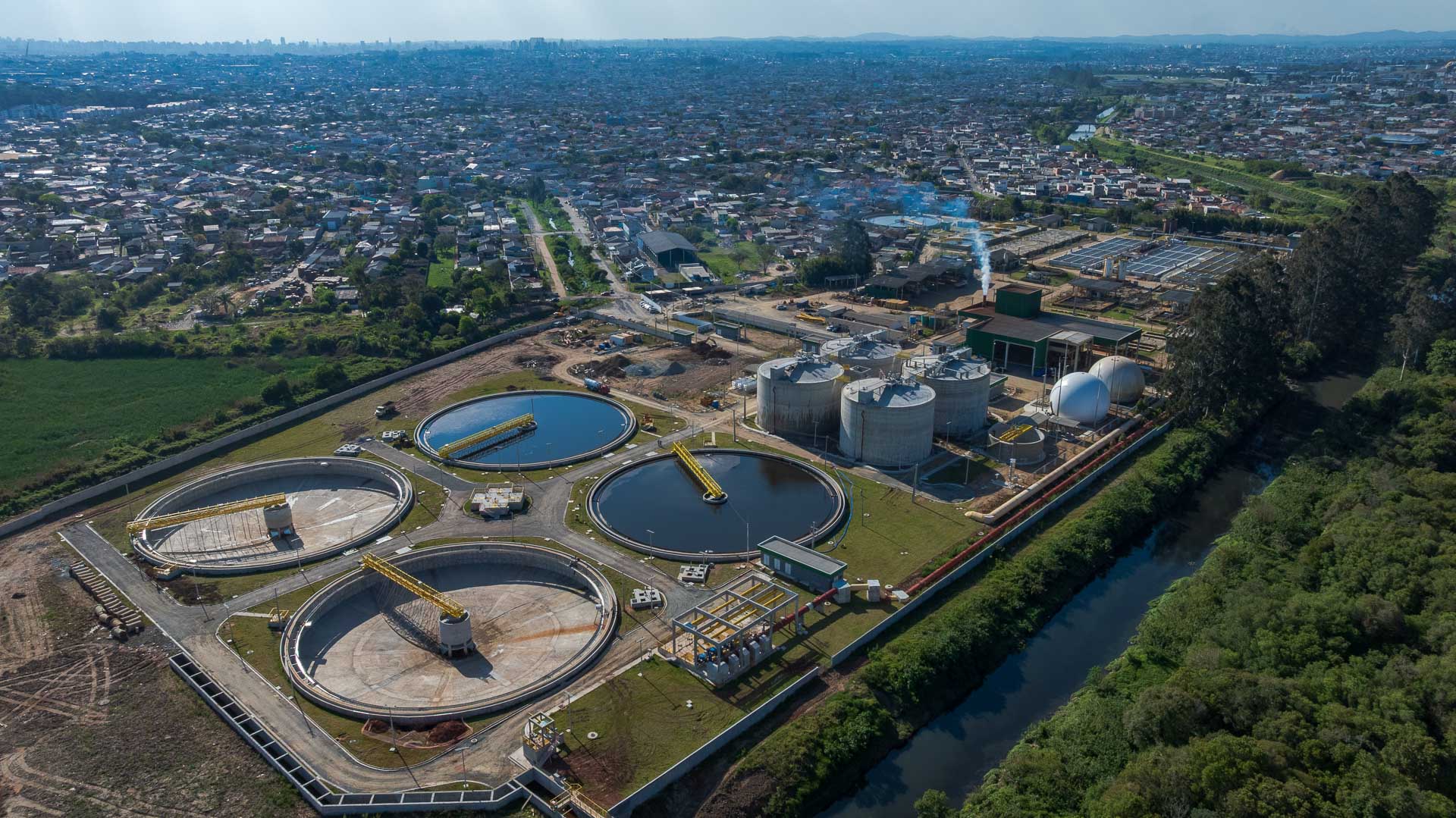 Equipes de trabalho em obras desenvolvidas pela Sanepar