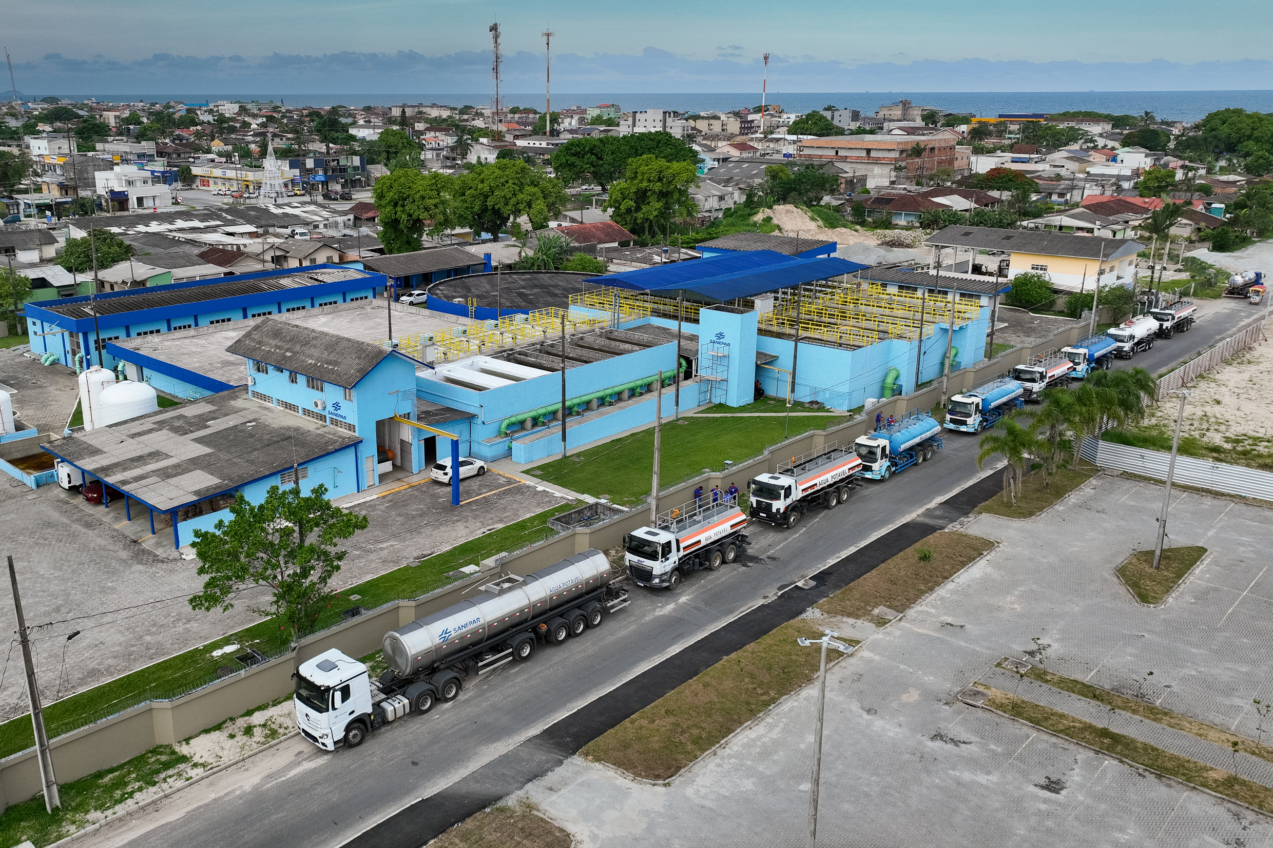 Caminhões-pipa no Litoral