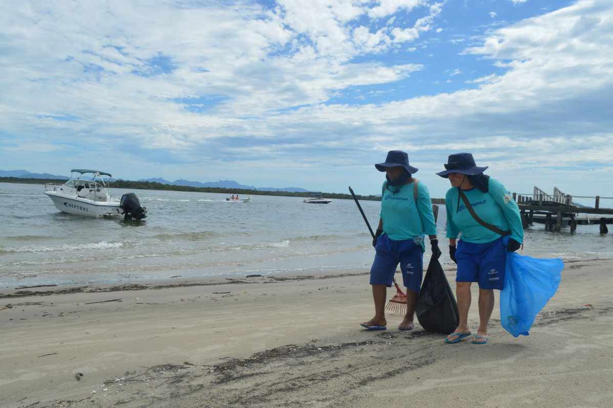 Limpeza da praia na Ilha das Peças