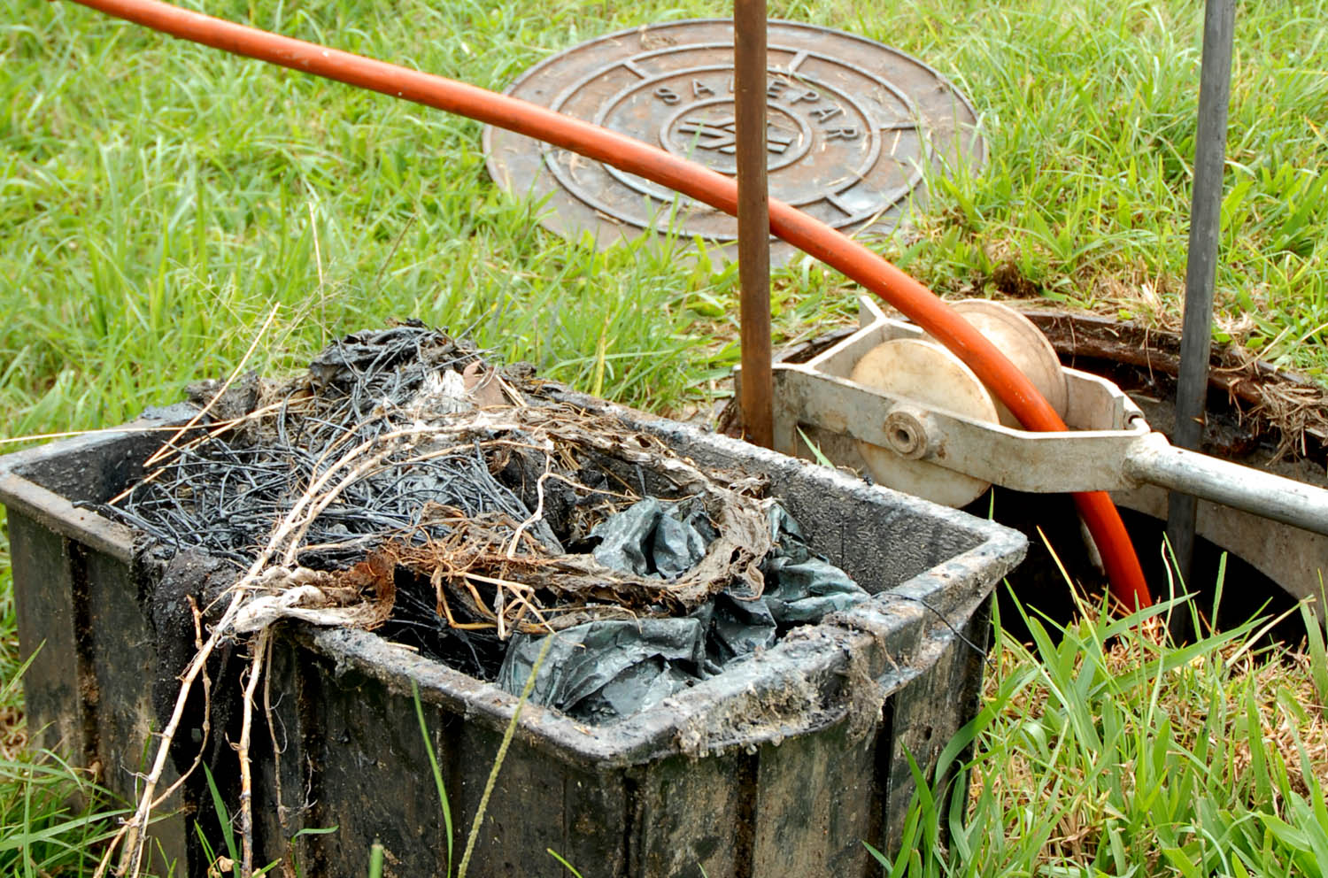 Lixo, óleo de cozinha e água de chuva prejudicam o esgoto e podem causar entupimentos, extravasamentos na rede e refluxo nos imóveis 