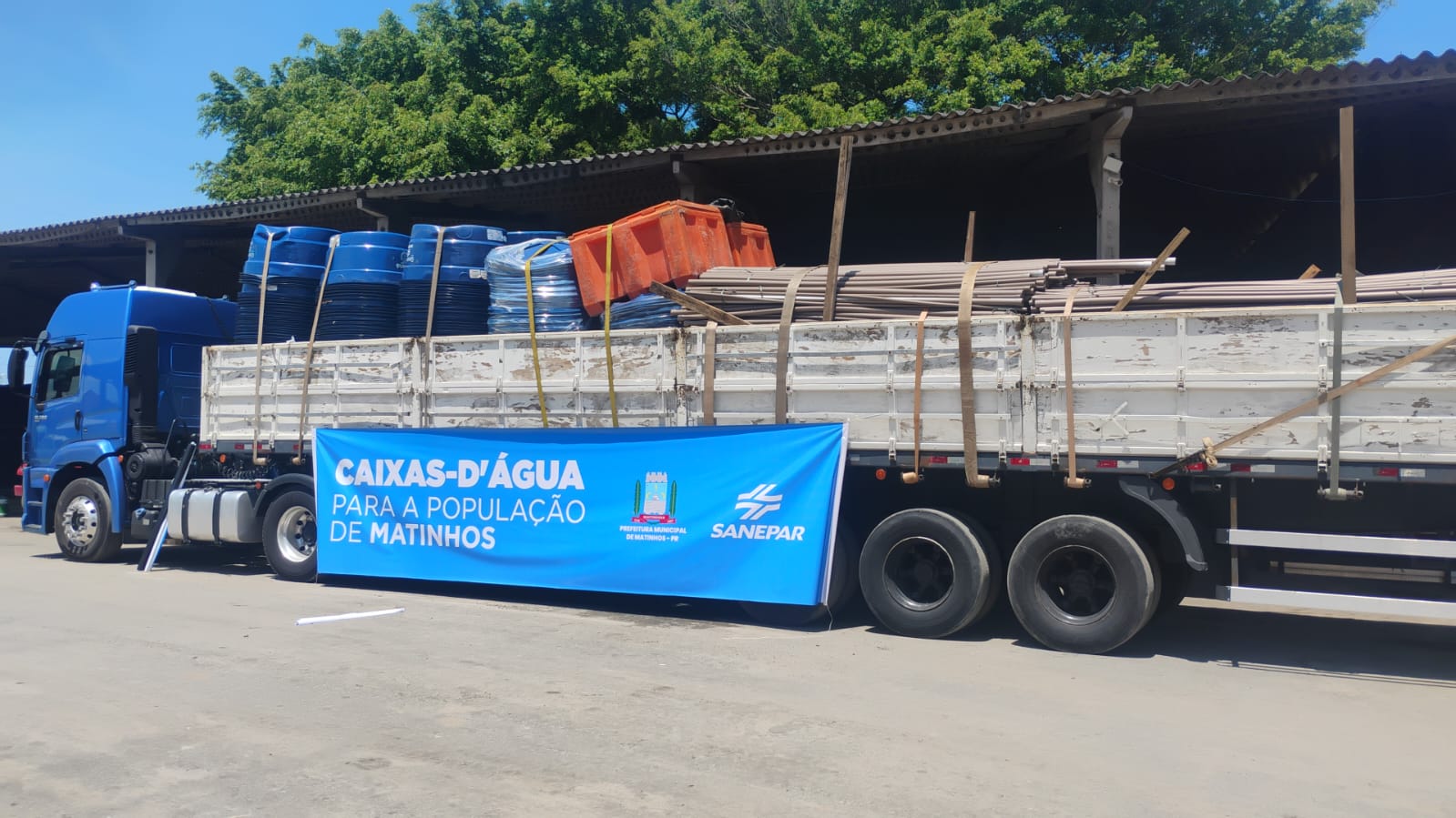 Caminhão com 500 caixas-d'água entregues no Litoral 