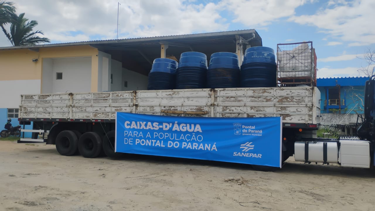 Caminhão com 500 caixas-d'água entregues no Litoral 