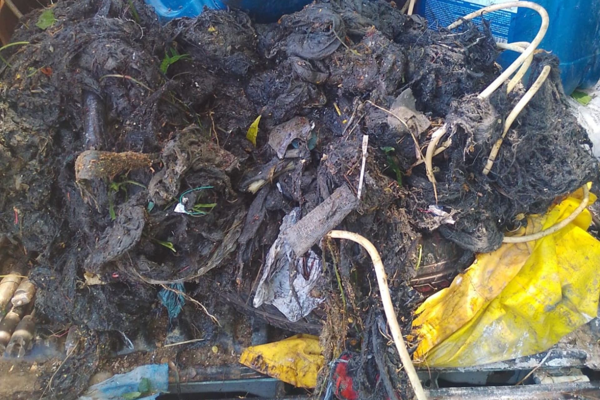 Entulho retirado de caixa desarenadora da Sanepar