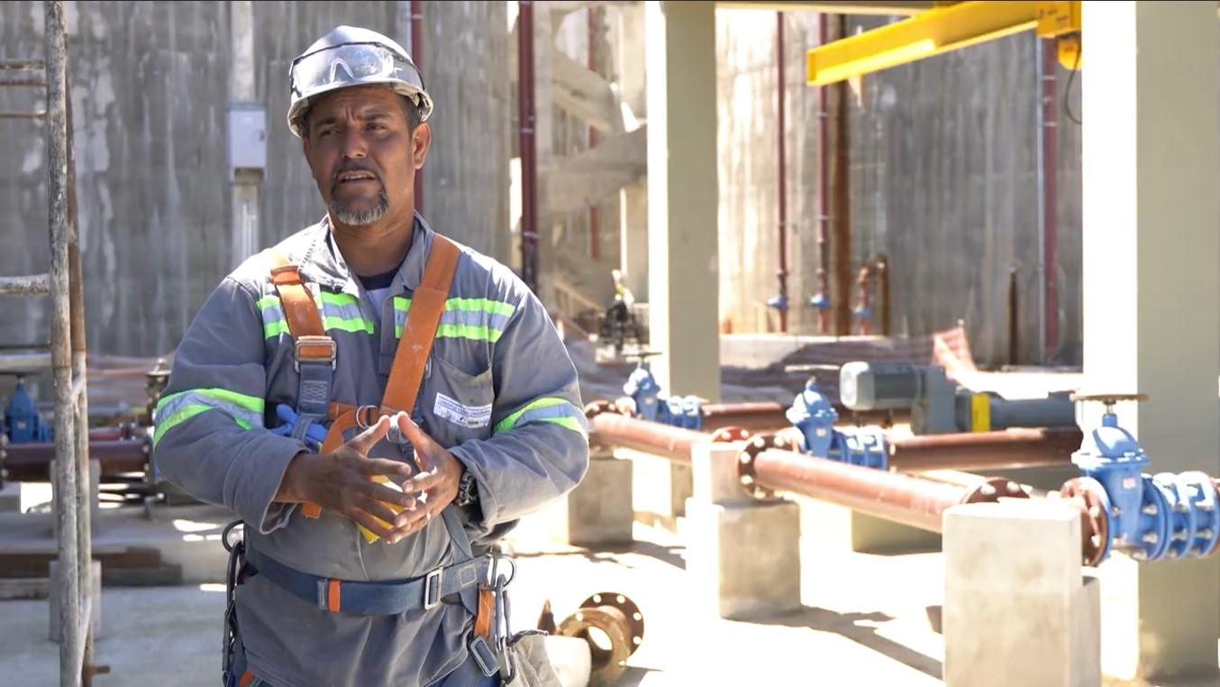 Equipes de trabalho em obras desenvolvidas pela Sanepar