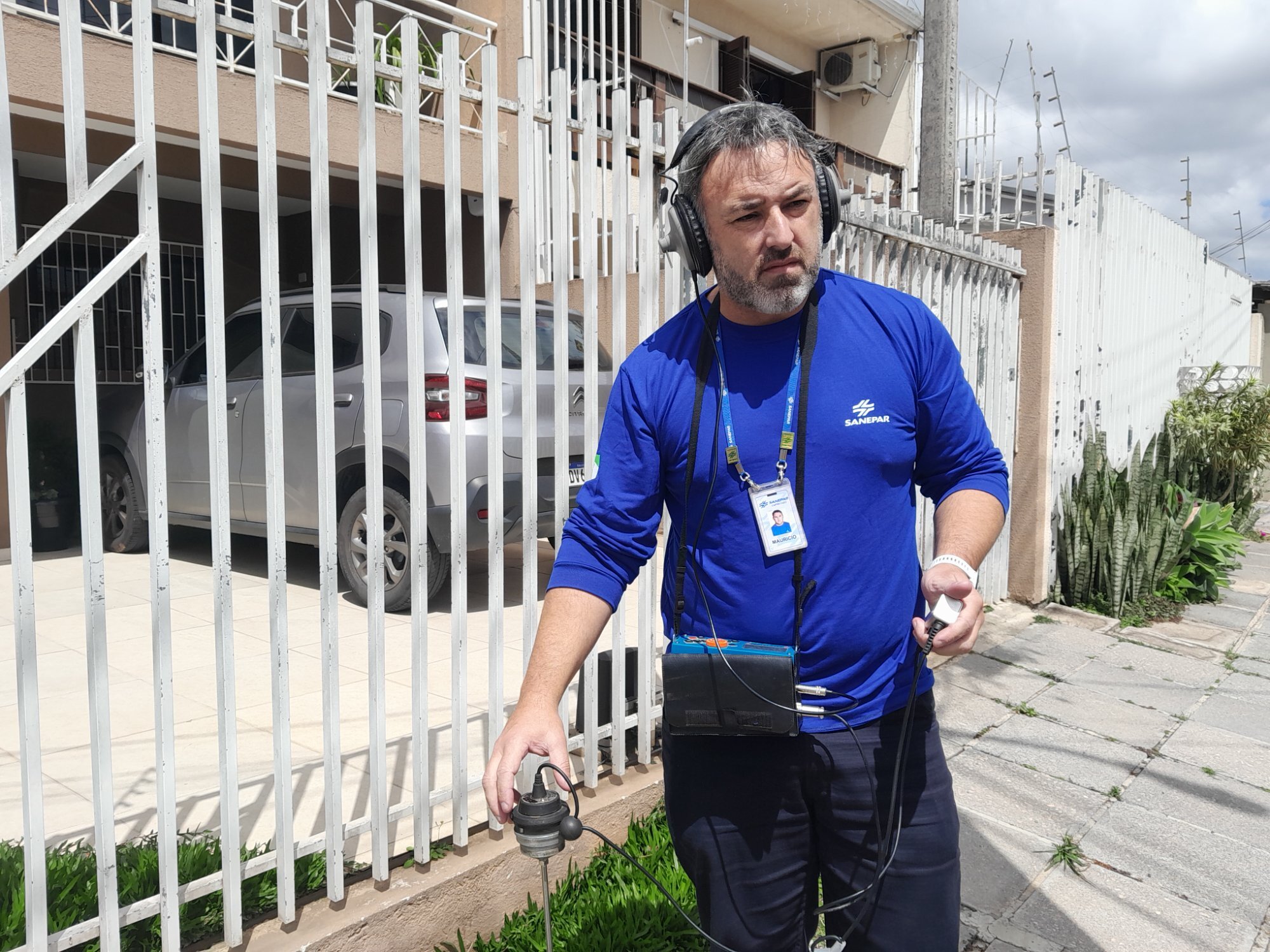 "Caçadores de Vazamentos" da Sanepar usam audição apurada para evitar desperdício de água.