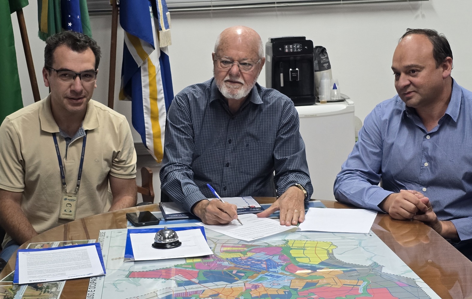 prefeito assina documento