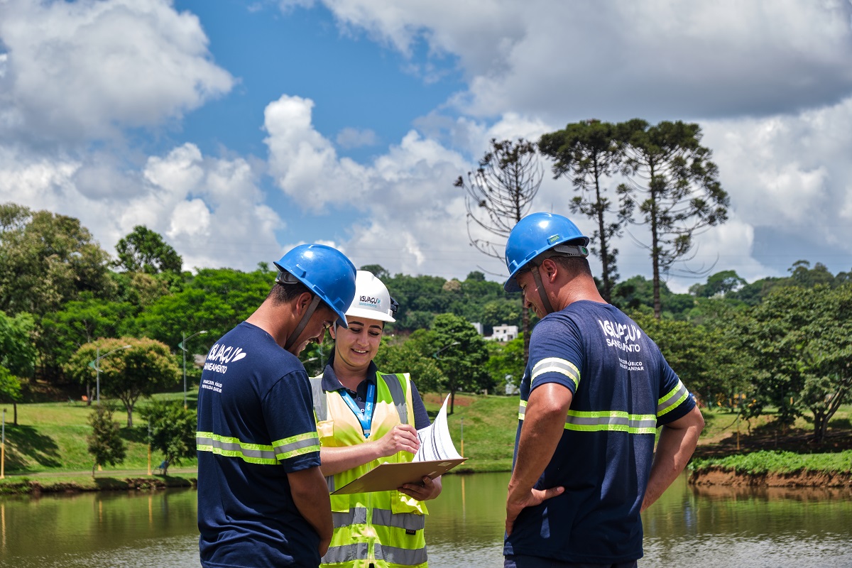 Os técnicos utilizam corantes não poluentes em pias, ralos e vasos sanitários para rastrear o fluxo do esgoto