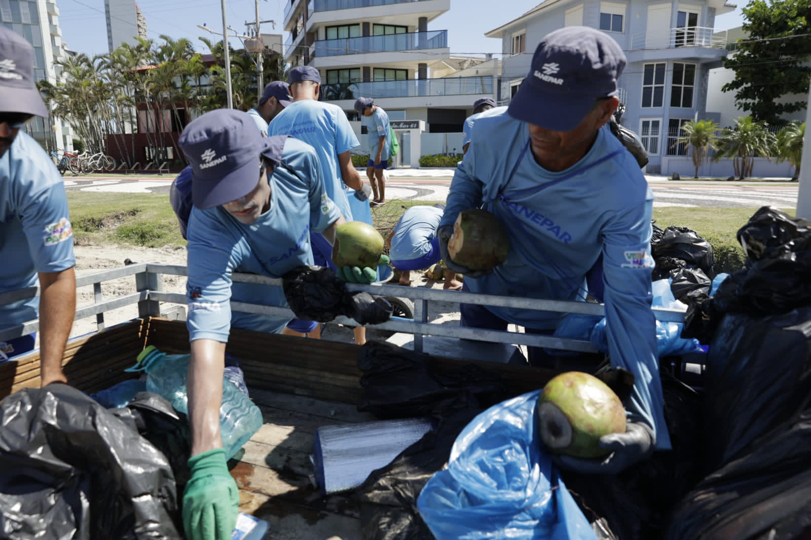 gincana de coleta de bitucas de cigarro nas praias do Paraná
