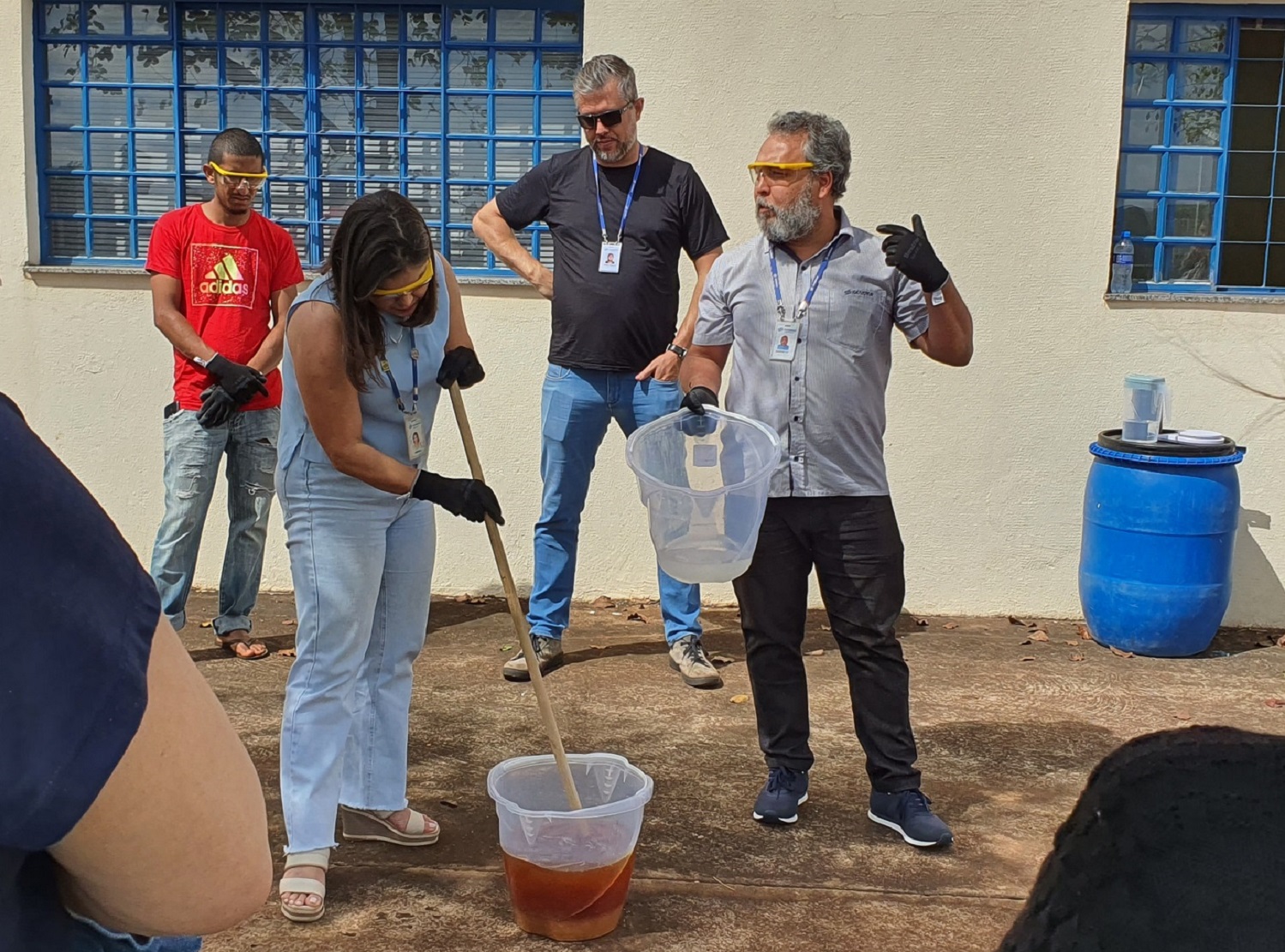 profissionais da sanepar ensinam a fazer sabado com oleo de cozinha