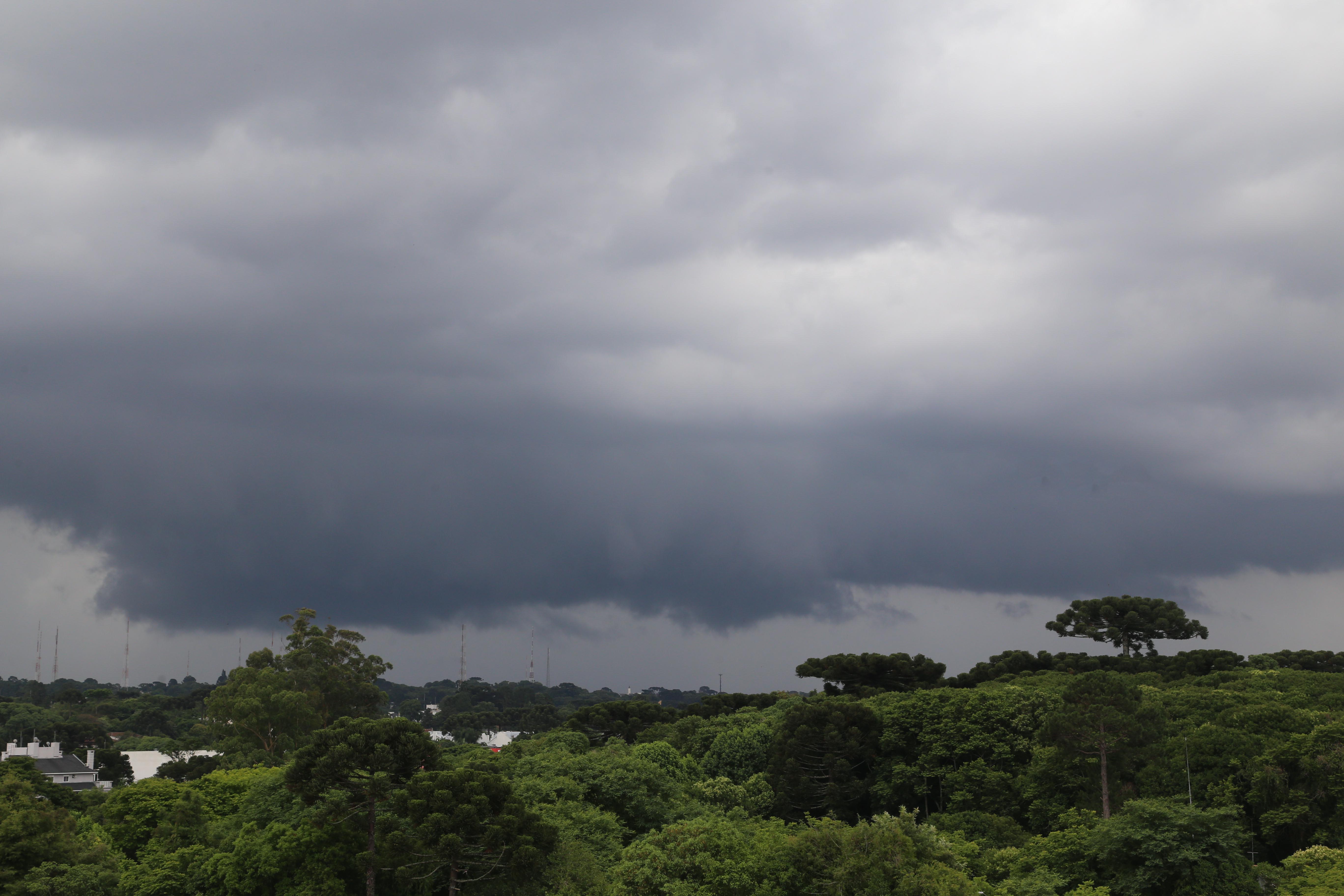 Tempestades com altos volumes de chuva atingem o Paraná no fim de semana. Sanepar explica como estar preparado para evitar desabastecimento.