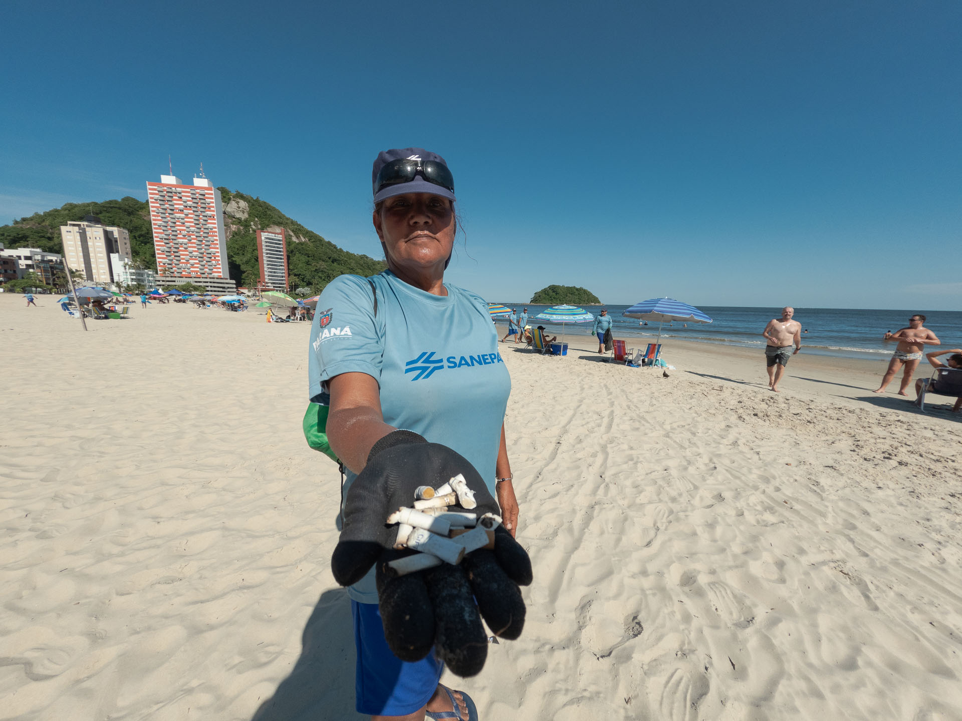 Equipe contratada pela Sanepar fazendo limpeza na praia de Matinhos