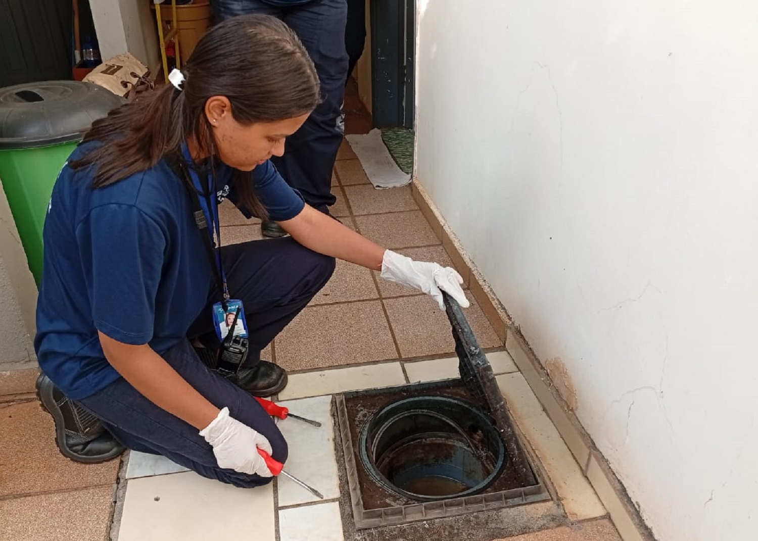 técnicos estão vistoriando ligação de esgoto nos imóveis