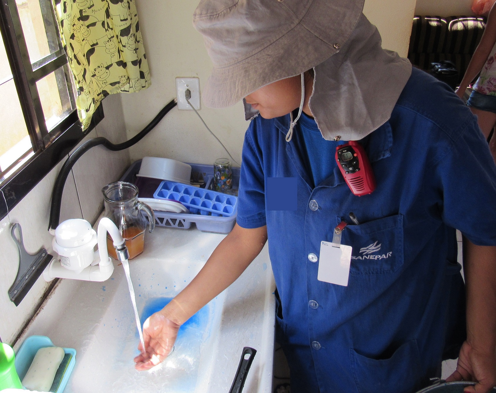 técnicos estão vistoriando ligação de esgoto nos imóveis