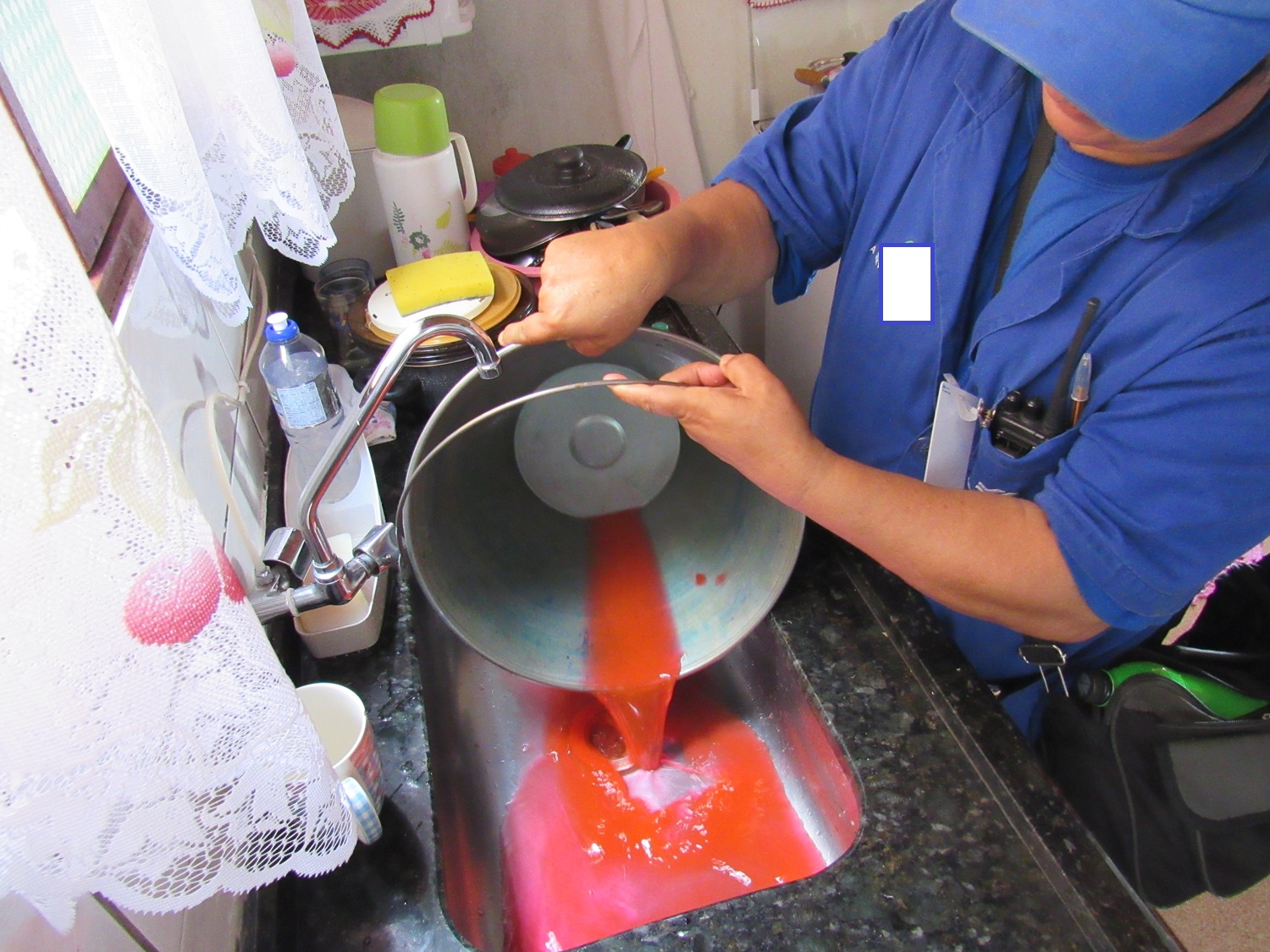 técnicos estão vistoriando ligação de esgoto nos imóveis