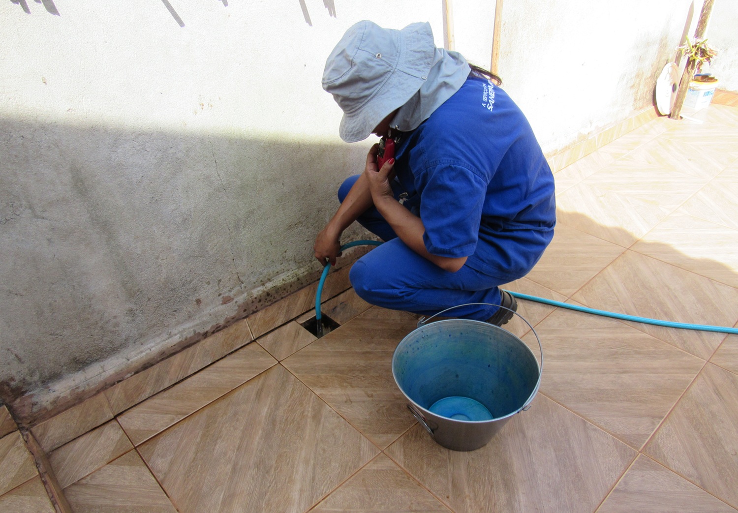 técnicos estão vistoriando ligação de esgoto nos imóveis