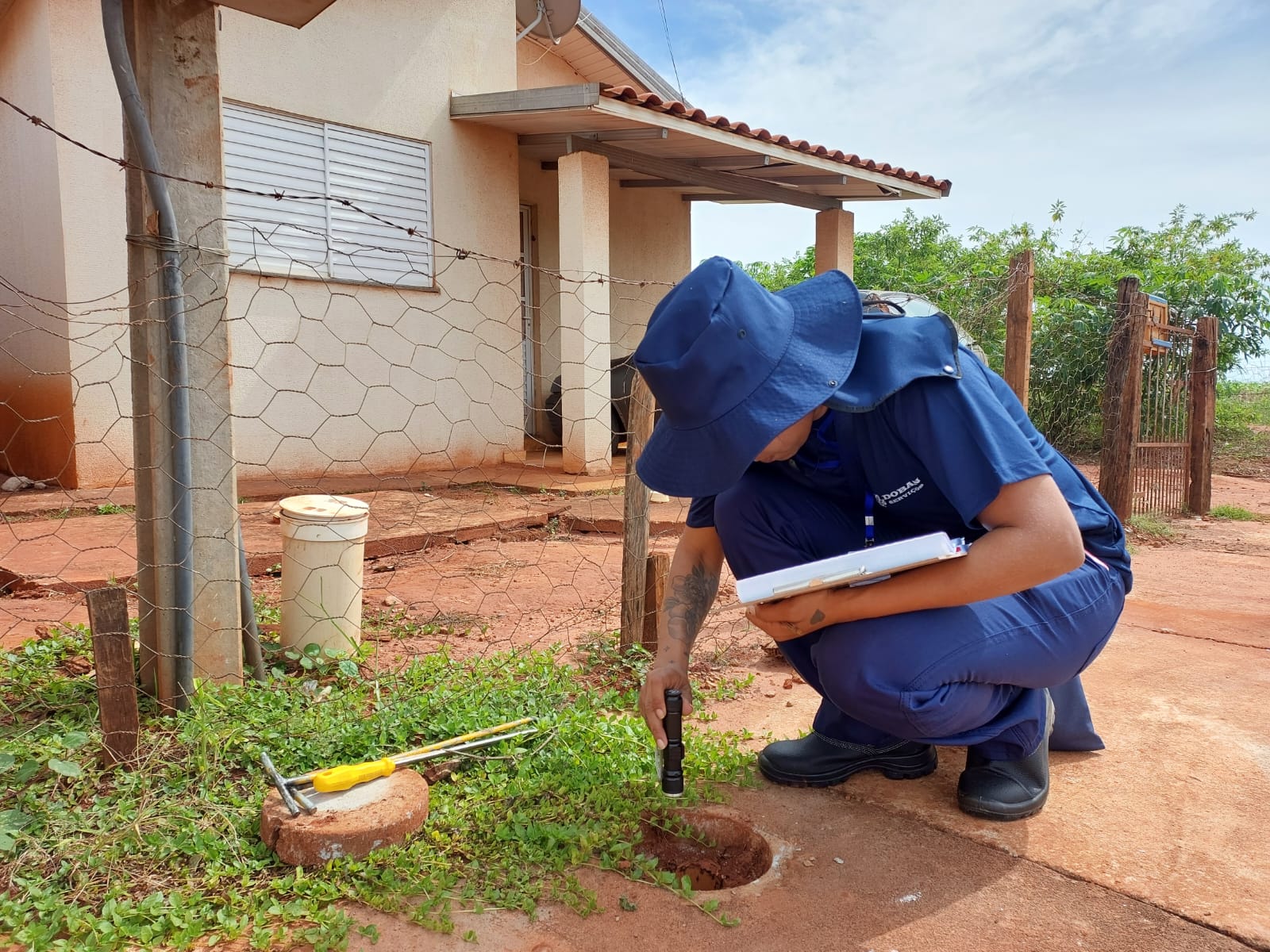 técnicos estão vistoriando ligação de esgoto nos imóveis
