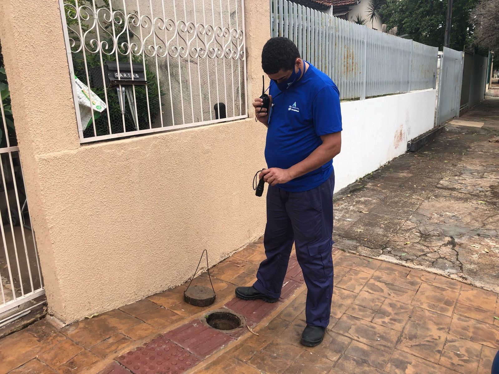 técnicos estão vistoriando ligação de esgoto nos imóveis