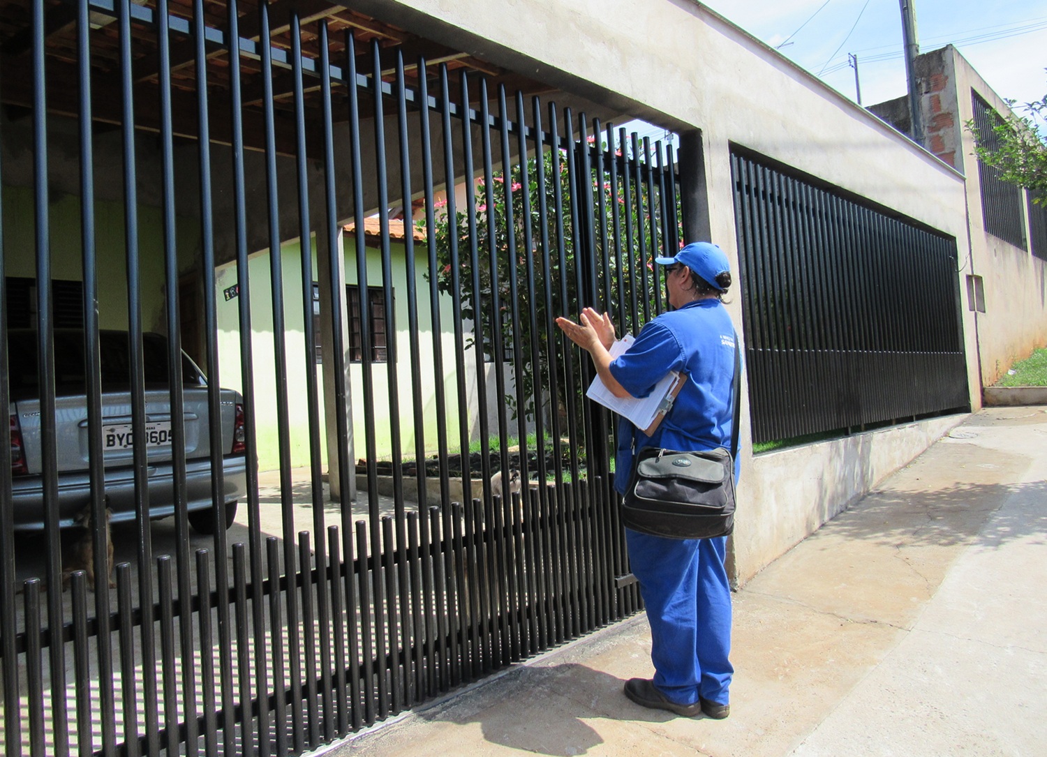 técnicos estão vistoriando ligação de esgoto nos imóveis