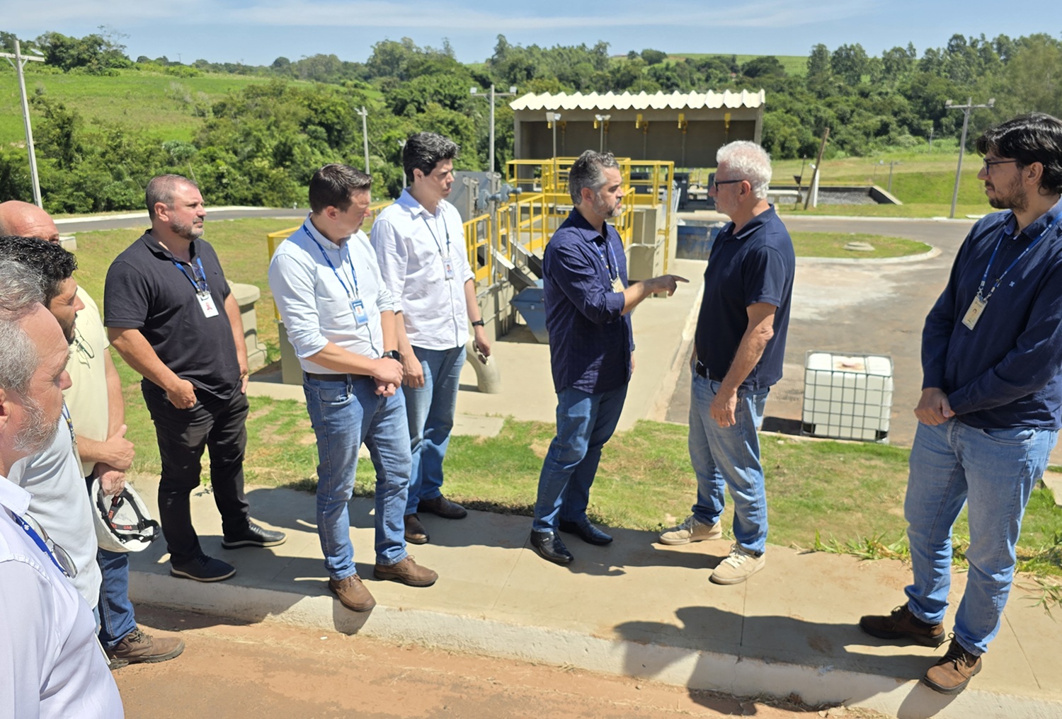 autoridades de Cianorte e gerentes e técnicos da Sanepar visitando obra