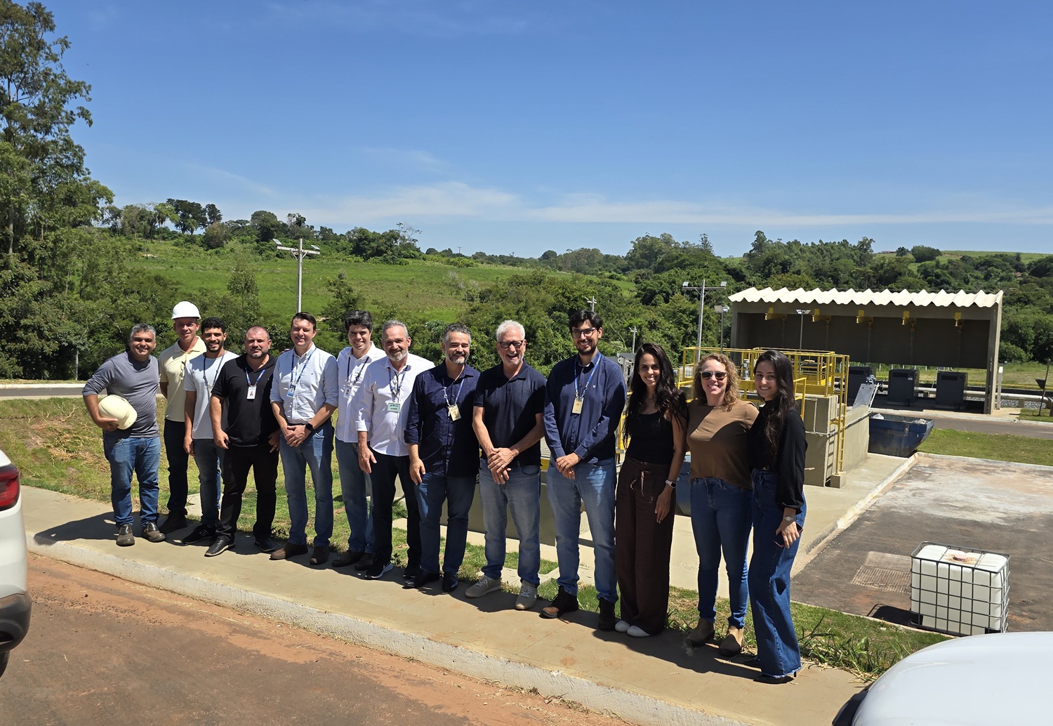 autoridades de Cianorte e gerentes e técnicos da Sanepar visitando obra