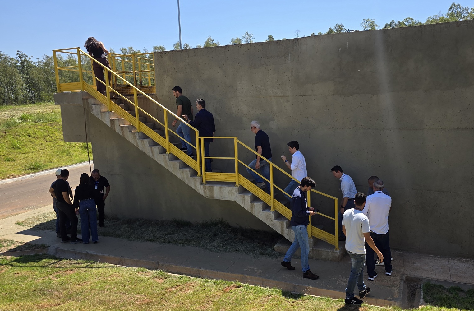 autoridades de Cianorte e gerentes e técnicos da Sanepar visitando obra