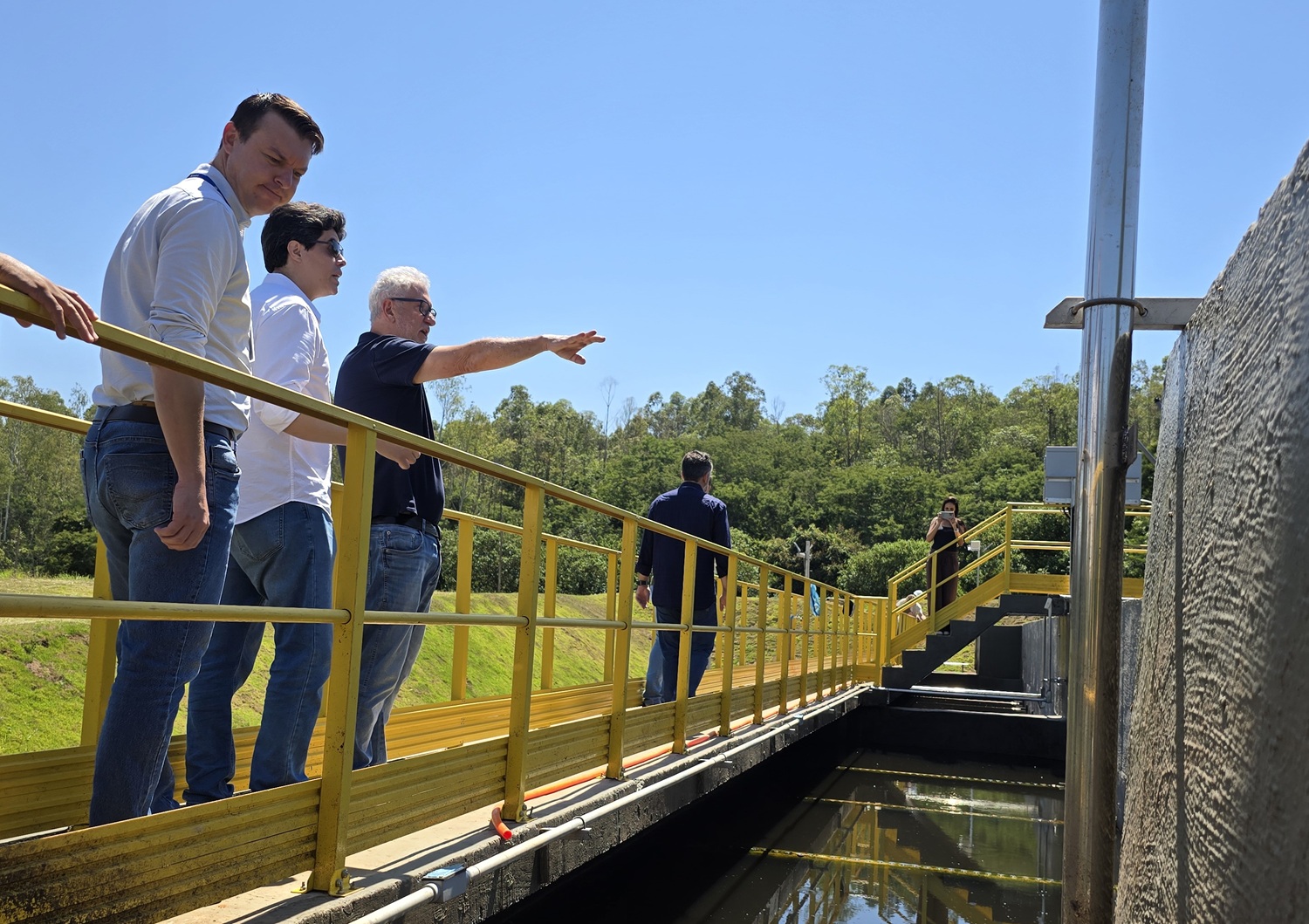 autoridades de Cianorte e gerentes e técnicos da Sanepar visitando obra