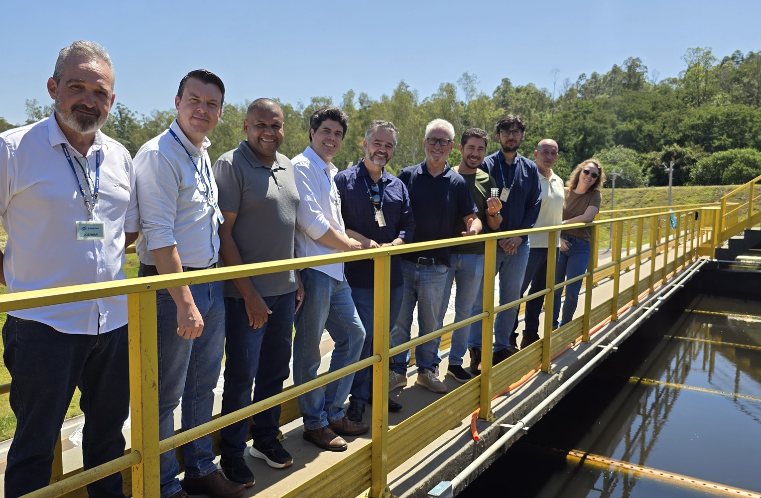 autoridades de Cianorte e gerentes e técnicos da Sanepar visitando obra