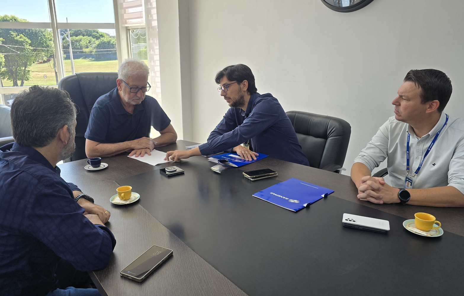 autoridades de Cianorte e gerentes e técnicos da Sanepar no gabinete