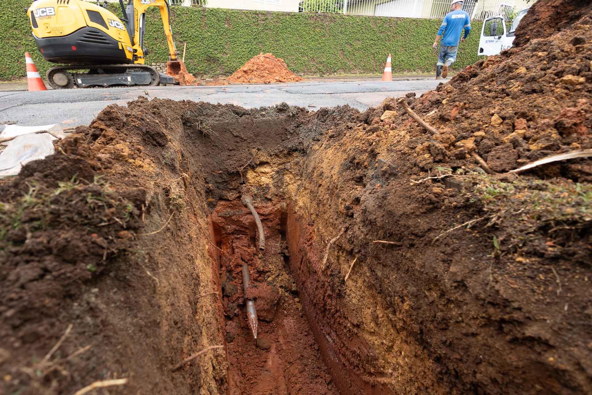 Sanepar evita abrir buracos nas ruas em consertos com uso do “tatuzinho”