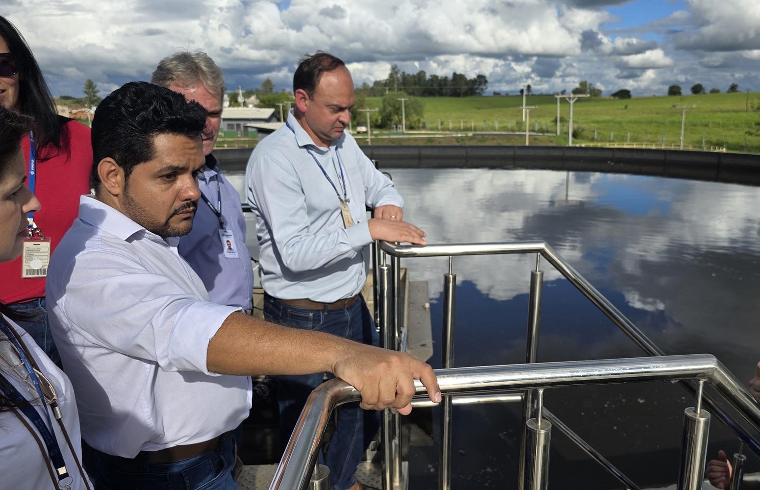 autoridades e representantes da sanepar visitando a estação de tratamento de esgoto