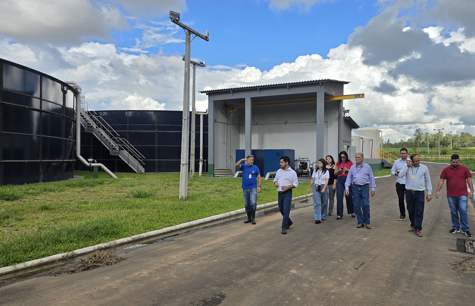 autoridades e representantes da sanepar visitando a estação de tratamento de esgoto