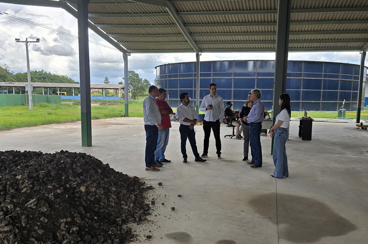 autoridades e representantes da sanepar visitando a estação de tratamento de esgoto