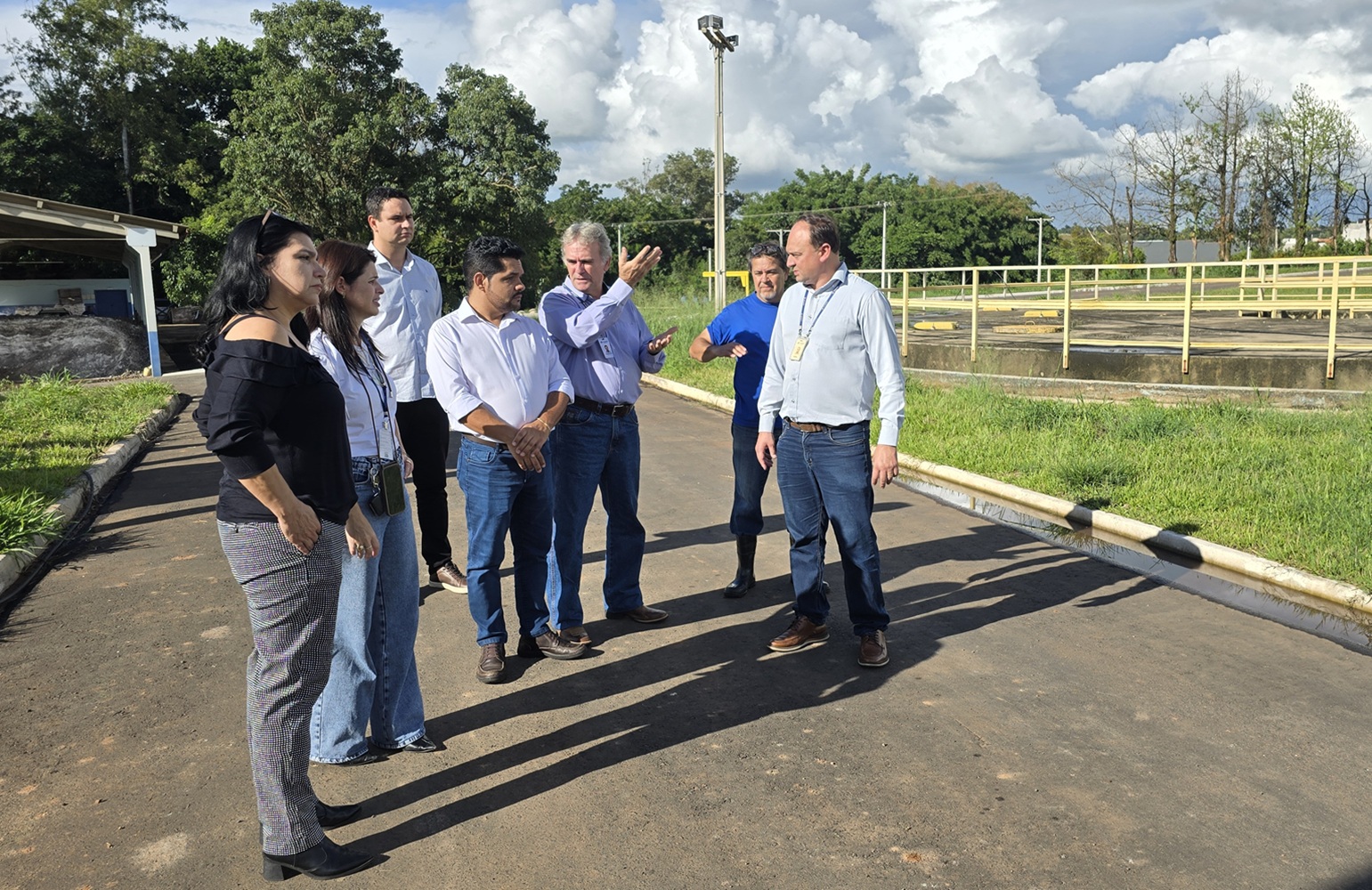 autoridades e representantes da sanepar visitando a estação de tratamento de esgoto