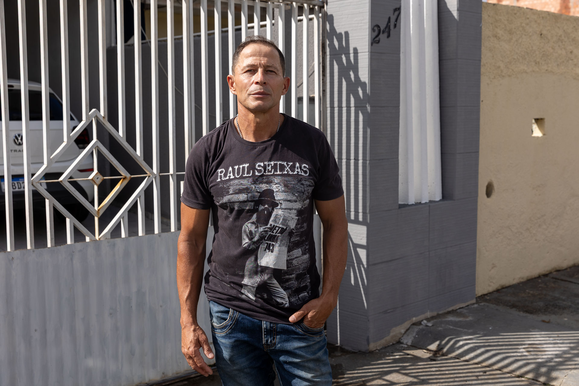 Bombeiro militar Isaías Gonçalves de Mello, 52 anos, em frente sua casa em São José dos Pinhais