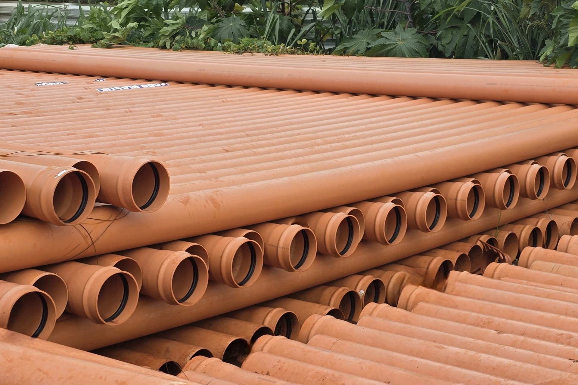 tubulações de esgoto no estoque da obra