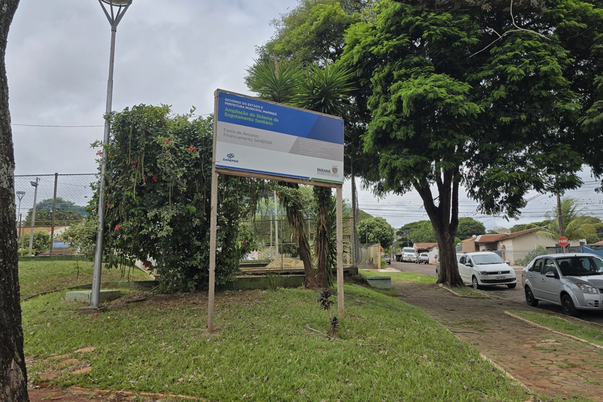 placa indica investimentos em obras da Sanepar na zona 6