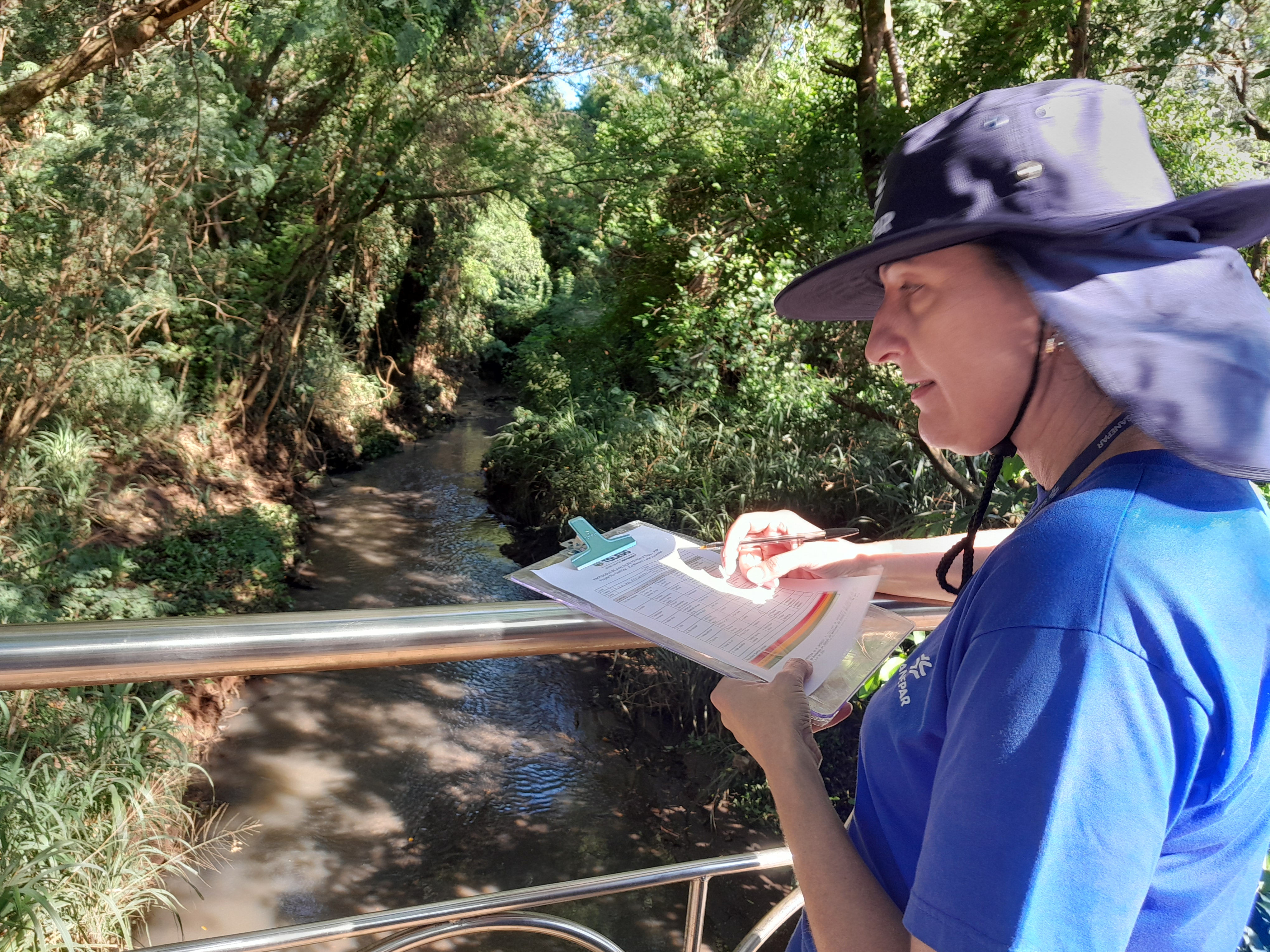 Empregados analisam condições do rio