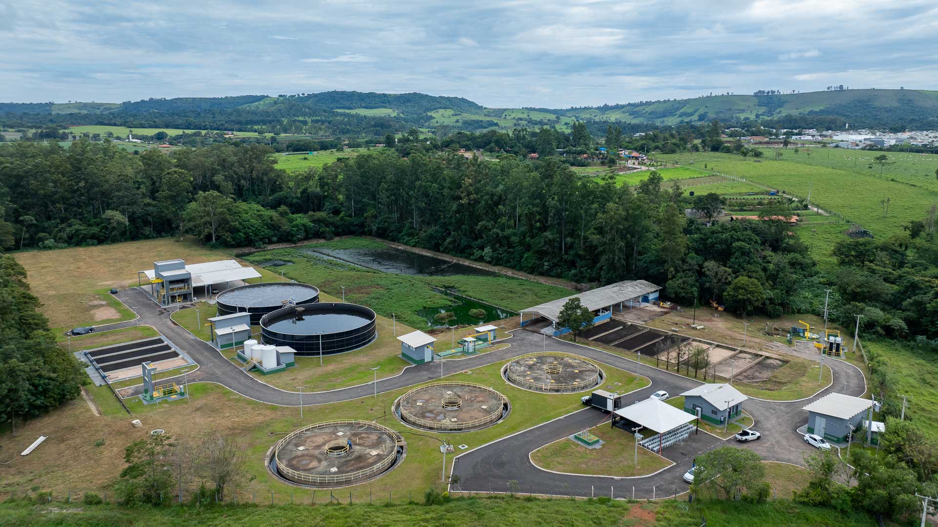 Vista aérea da Estação de Tratamento de Esgoto Boi Pintado, em Santo Antônio da Platina, exibindo tanques circulares e instalações operacionais cercadas por uma área verde