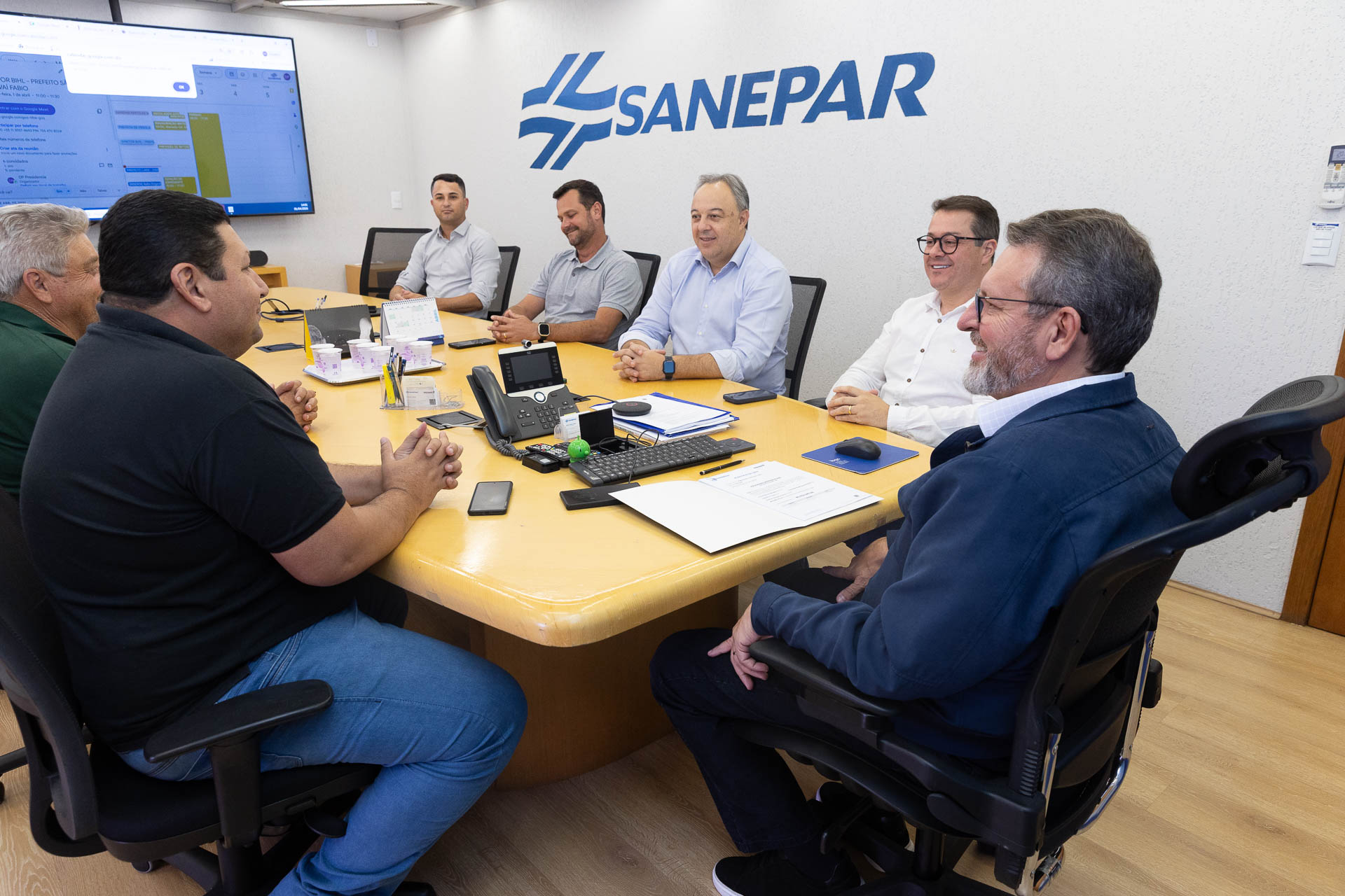 Reunião que formalizou o novo convênio entre Sanepar e Prefeitura da Lapa para ampliar o abastecimento de água em comunidades rurais.